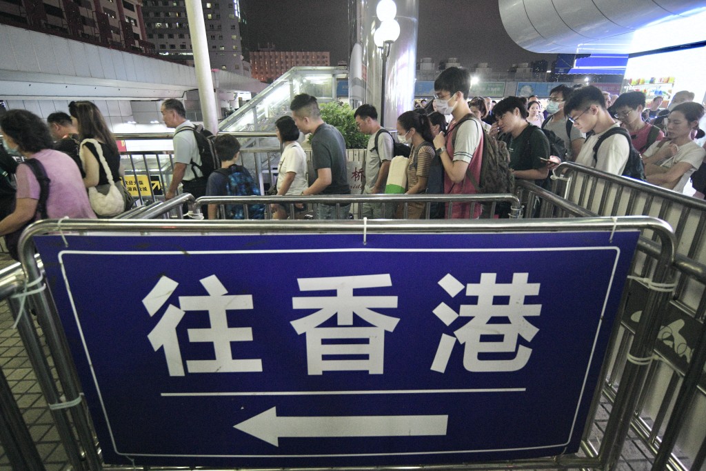 入境事務處估算，黃金周期間約有98萬內地旅客入境。