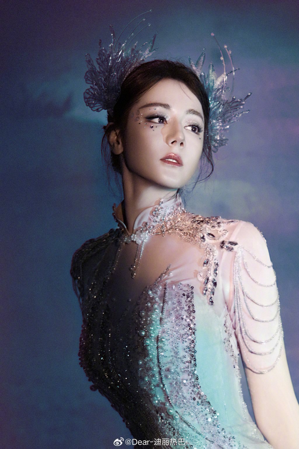 迪麗熱巴傳受中東戰火影響，在杜拜滯留3日，要缺席巴黎的活動。微博