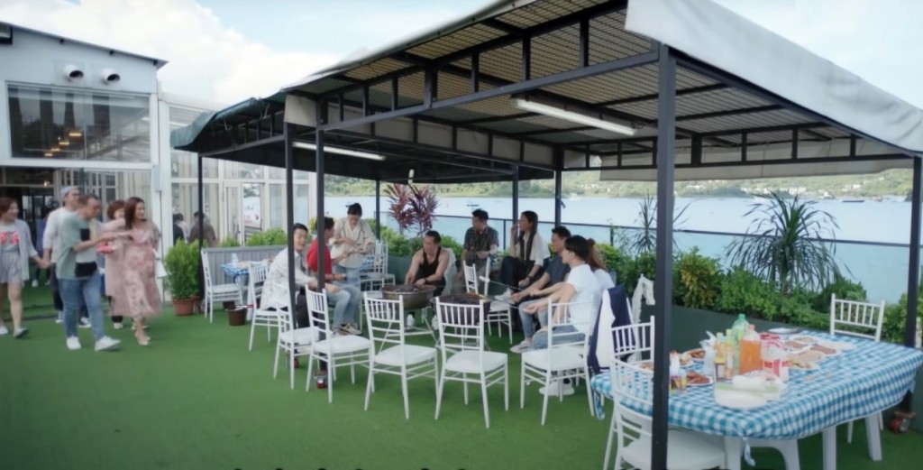 網民指有年輕男同事在同事燒烤聚餐中炫富，結果被人揭發是靠富婆接濟。《陀槍師姐2021》示意截圖