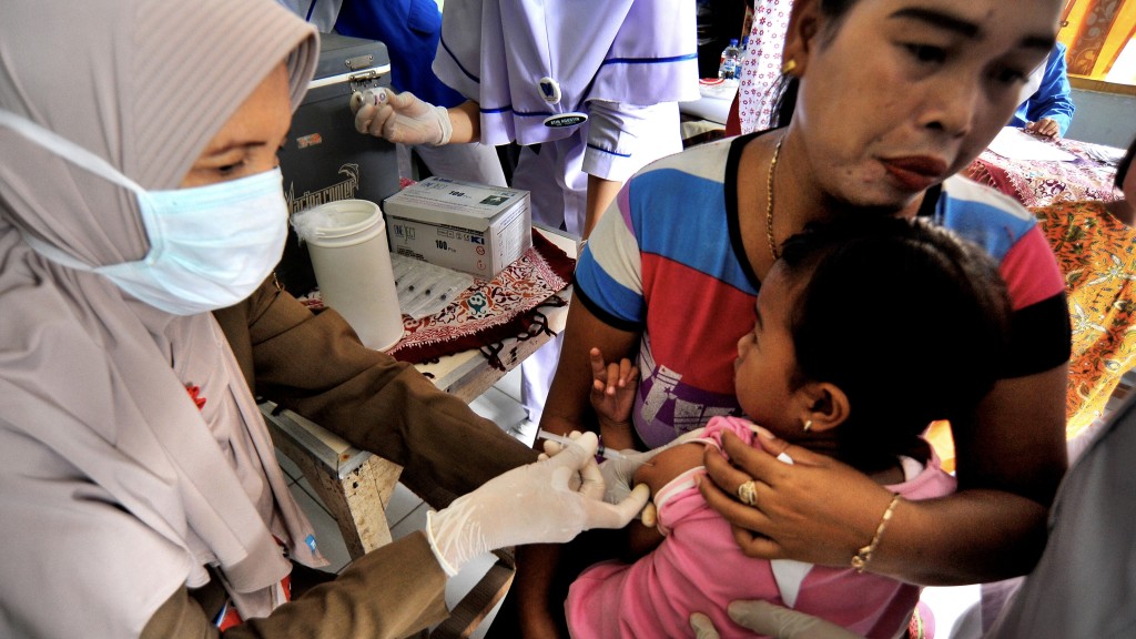 印尼医务人员为儿童接种 DPT（白喉、破伤风、百日咳）疫苗。 路透社