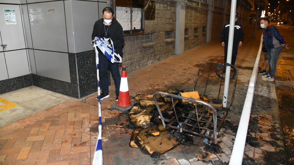 旺角警署對開一部手推車上的紙皮着火焚燒。李家傑攝