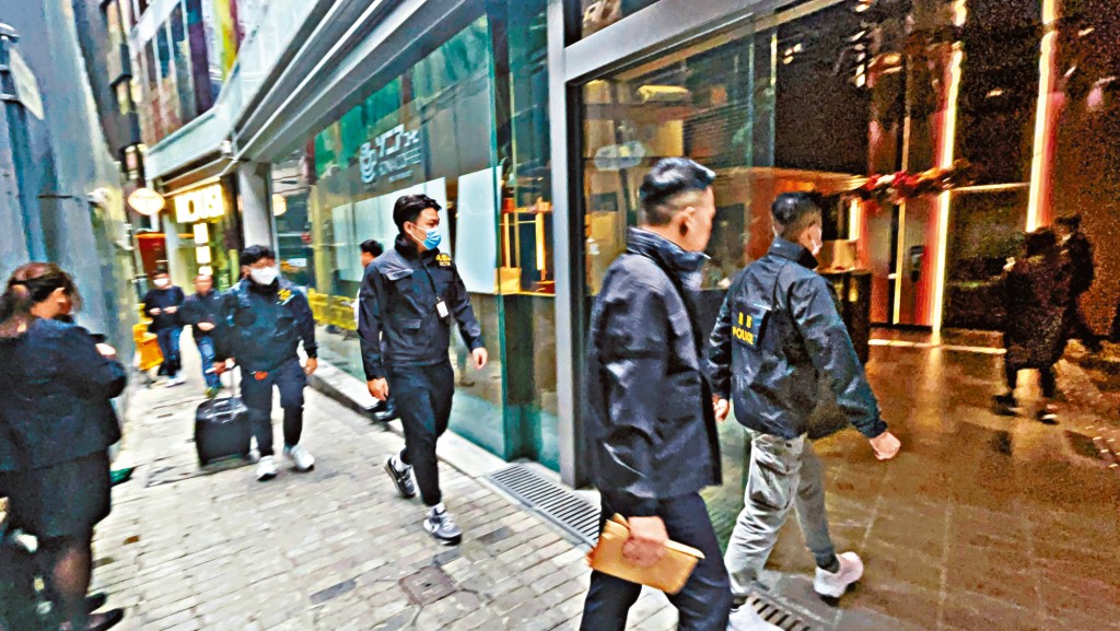 多名「O記」探員到中區砵典乍街一間外賣平台辦公室調查。