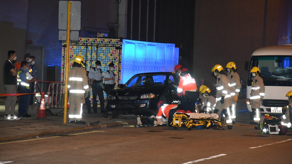 假人輾壓車底，在旁女親友大聲呼救:「救命呀！你唔好死呀！快啲救佢啦！」李家傑攝