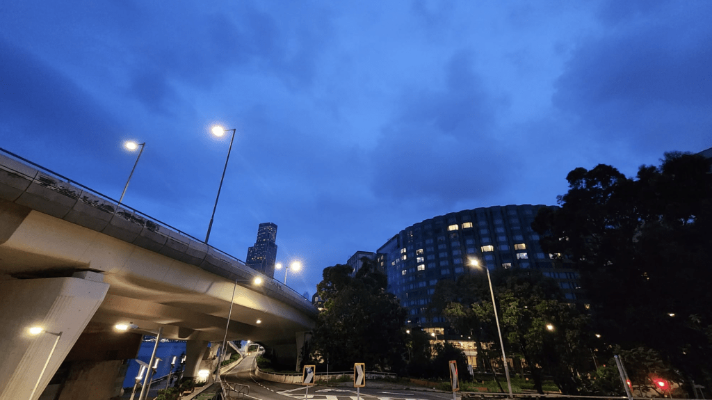 本港地区今日大致多云，有几阵骤雨，局部地区有狂风雷暴。黎志伟摄