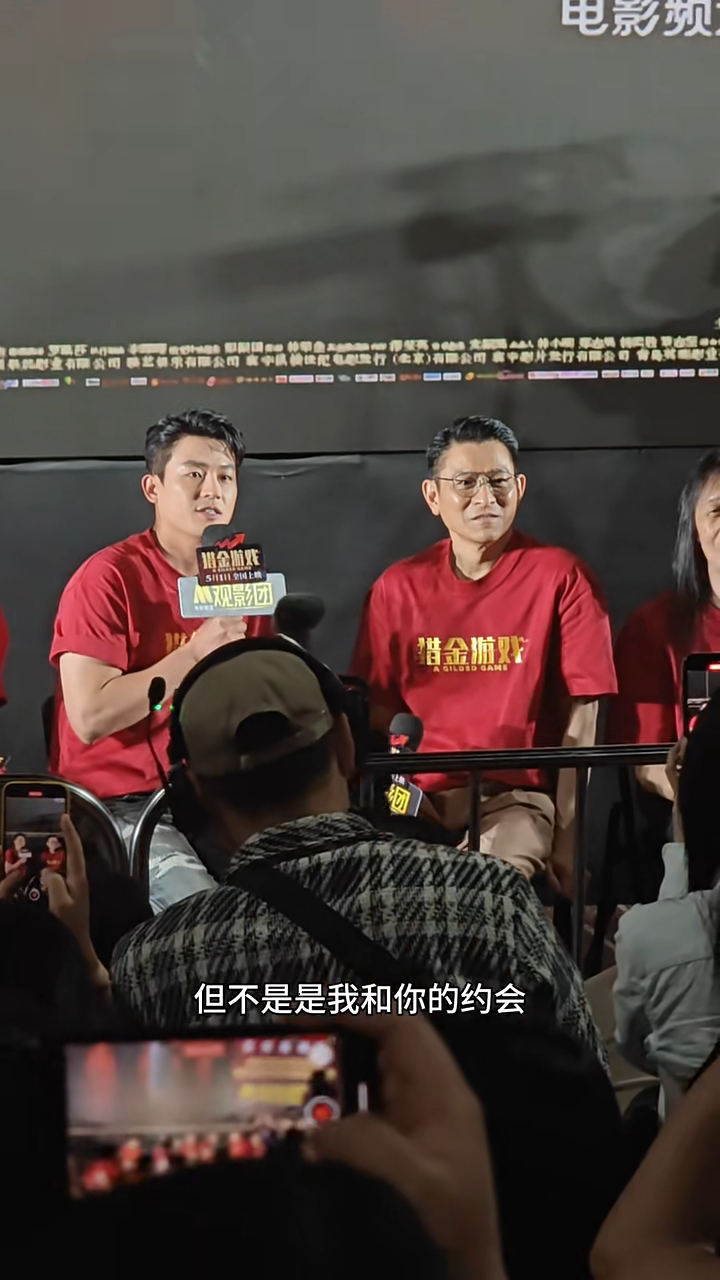 有女士於現場搞難Gag,表示「晚上8、9點要開的會是甚麼會」。 有女士於現場搞難Gag,表示「晚上8、9點要開的會是甚麼會」。