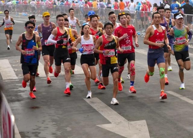 張水華（白衣）在比賽中。