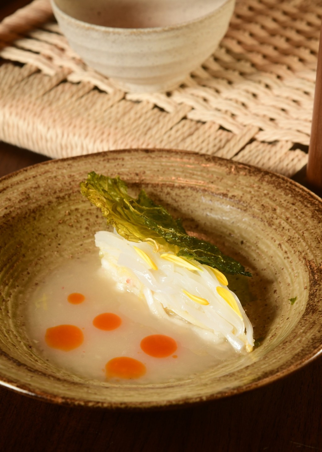 Ika White Kimchi，日本刺身級魷魚切成如麵條般的細絲，伴季節性醃漬蔬果及椰菜薄脆，清爽開胃。