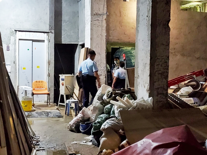 警方封鎖酒店地盤，並在附近一帶展開搜捕。
