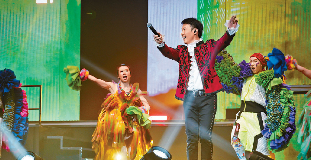 ■演唱《夏日傾情》時，Leon遞咪與觀眾大合唱。