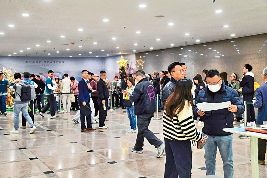 啟德DOUBLE COAST III昨日展開首輪銷售，買家多為年輕家庭、換樓客及專業人士。