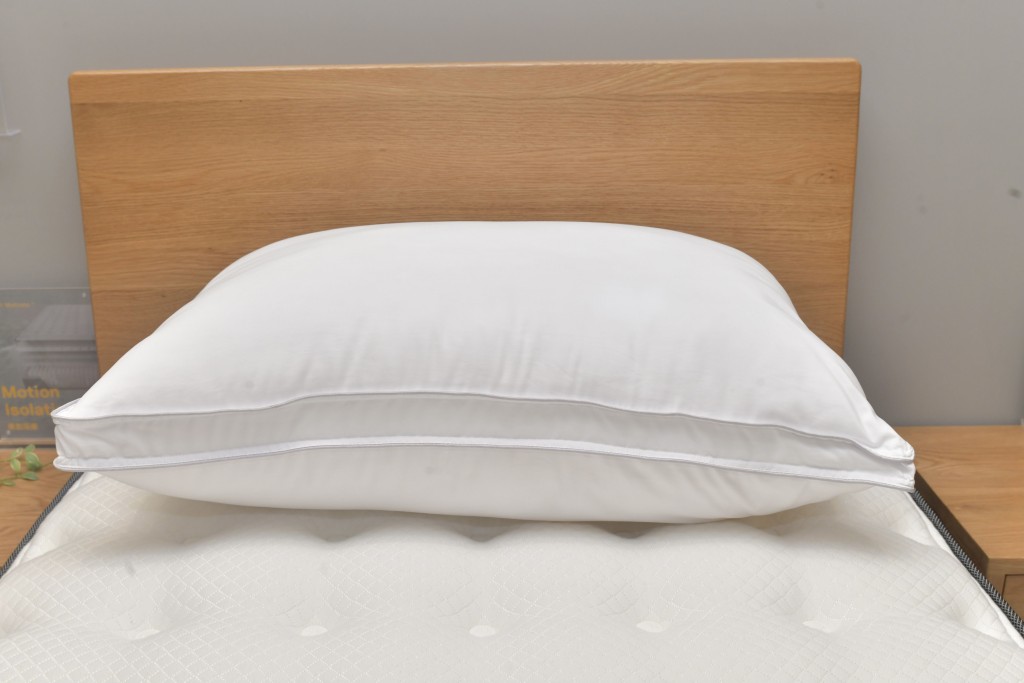 防過敏微纖維枕頭，具有交纖記憶棉。