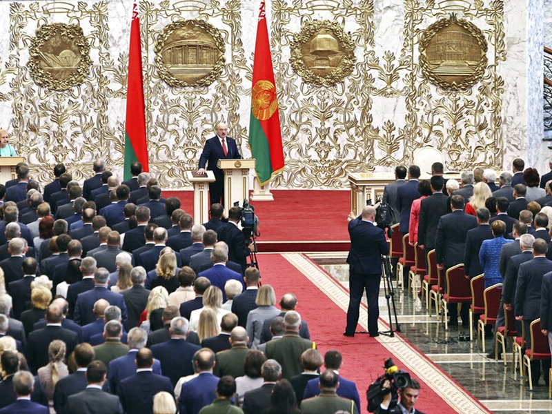 卢卡申科周三突然宣誓就职，再度触发民众的怒火。AP图片