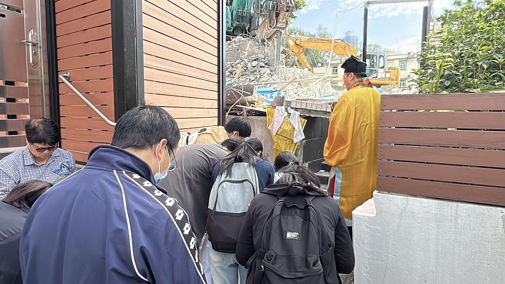 死者親友帶同道士路祭。劉漢權攝 死者親友帶同道士路祭。劉漢權攝
