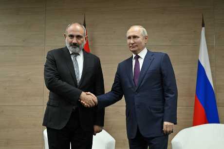 俄總統普京6月在索契會見到訪的亞美尼亞總理帕辛揚(左)。路透社