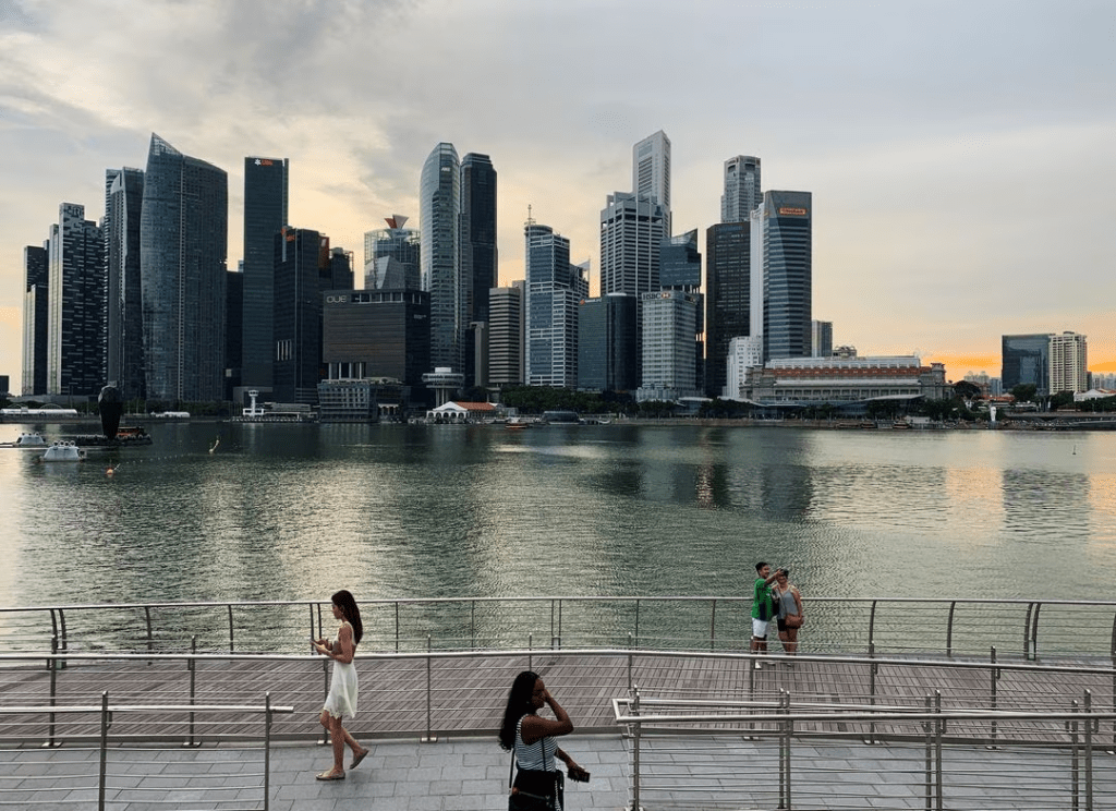 新加坡的新冠感染率在上月再次达到高峰，之后回落。路透