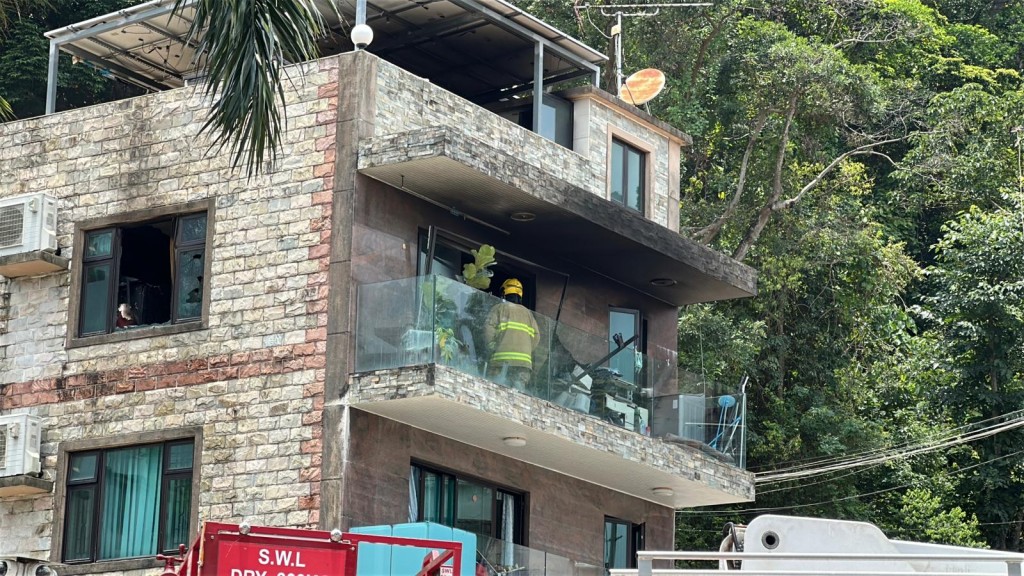 村屋3樓單位發生火警，消防到場將火救熄。劉漢權攝