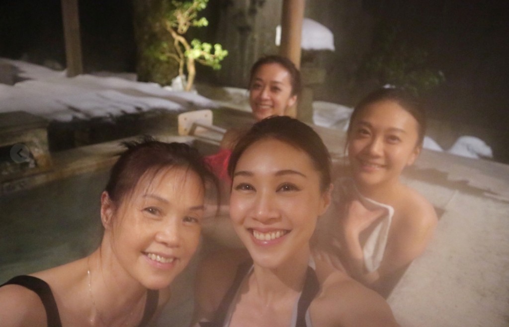 心穎3位家姐同媽媽浸溫泉。