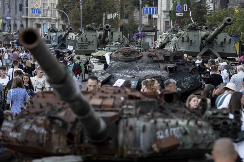 乌克兰缴获的俄罗斯坦克。美联社