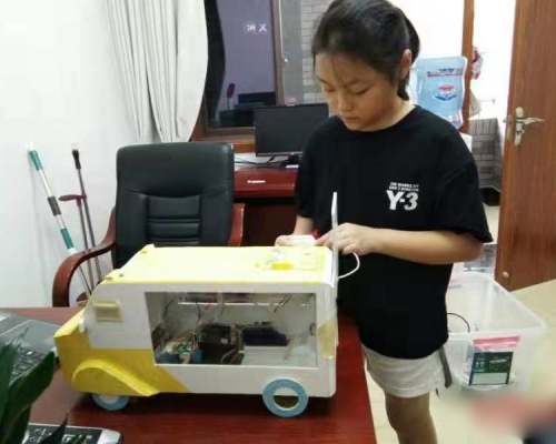 四川一名小學五年級學生郭佳怡，發明了一種「車內高溫自動報警系統」。　網圖