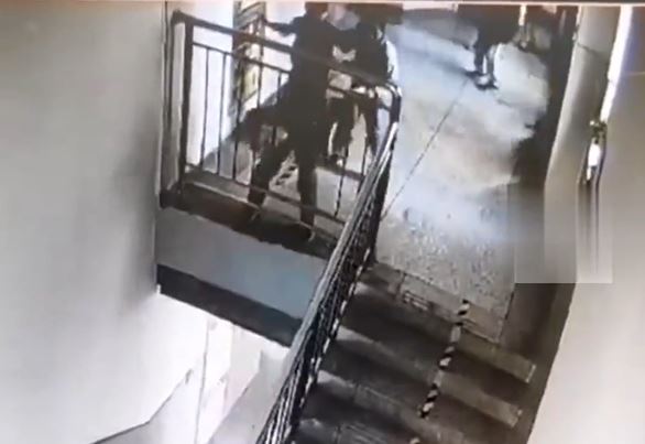 青海10岁小学生与同学玩耍时，撞穿楼梯护栏「倒插」落地命危。