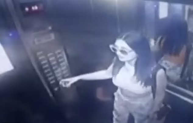 一名女子疑住按住開門掣讓其他人進入電梯。 Twitter