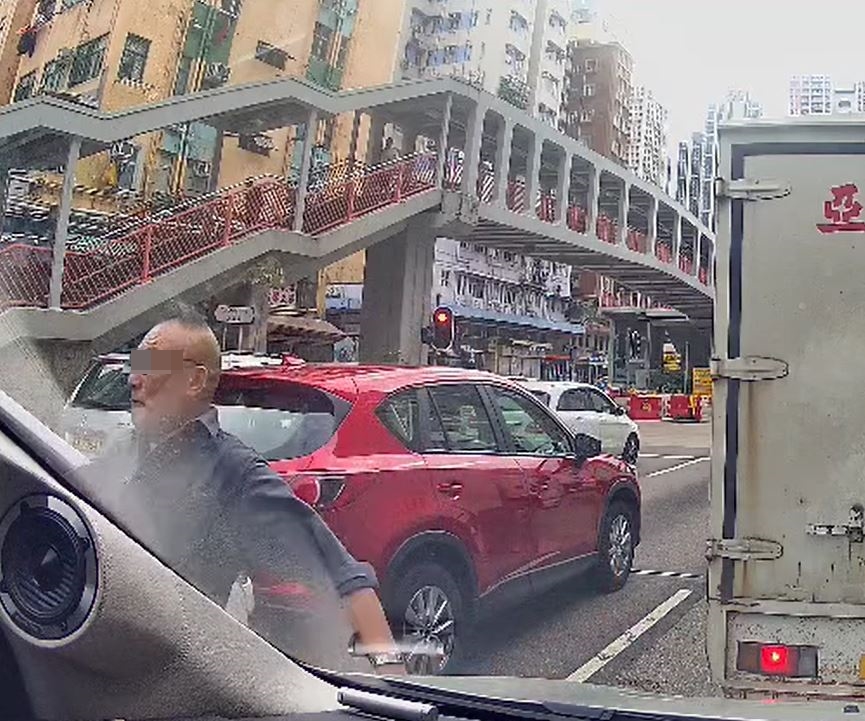 灰衣男更「起飞脚」踢向对方。fb车cam L（香港群组）影片截图