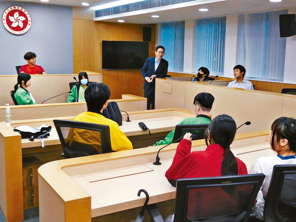 「法治之旅」带领学生走进模拟法庭，各人担任法官、法庭书记、被告、证人等角色，沉浸式认识法庭程序。