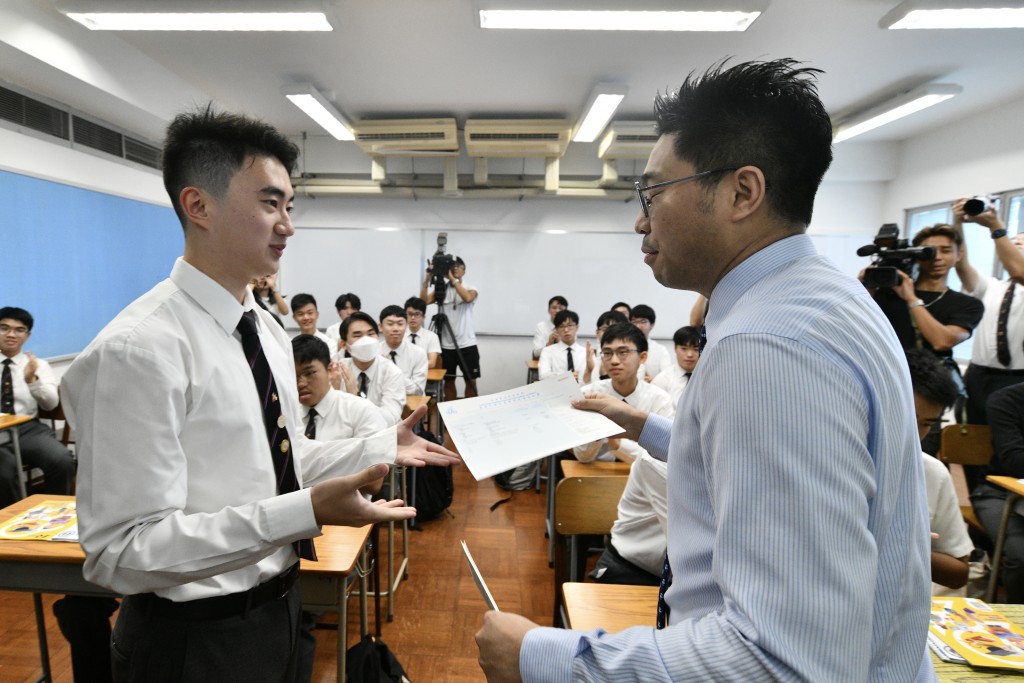 中學文憑試DSE今日（17日）放榜，考生回校領取成績單。