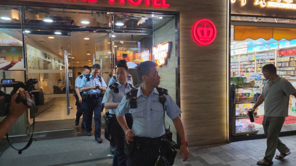 尖沙咀酒店房19岁日籍女开门遇劫 贼人冲入箍颈掠1.5万元 警到场调查。黎志伟摄