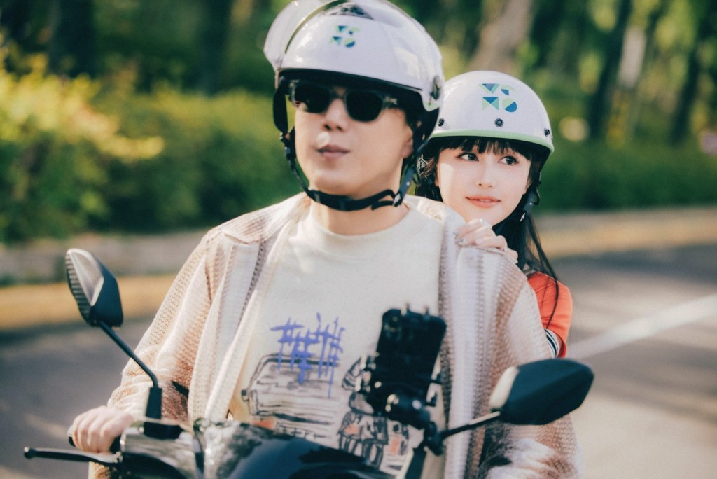 琳誼向蕭煌奇取經開聲秘方。 琳誼向蕭煌奇取經開聲秘方。