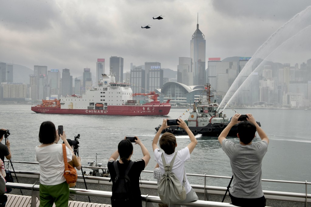 「 雪龍2」號訪港歡迎儀式，有市民駐足觀看。（陳浩元攝）