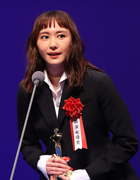新垣结衣凭《正欲》扬威「日本电影影评人大奖」，看她开心领奖的模样不像正惨遇婚变。