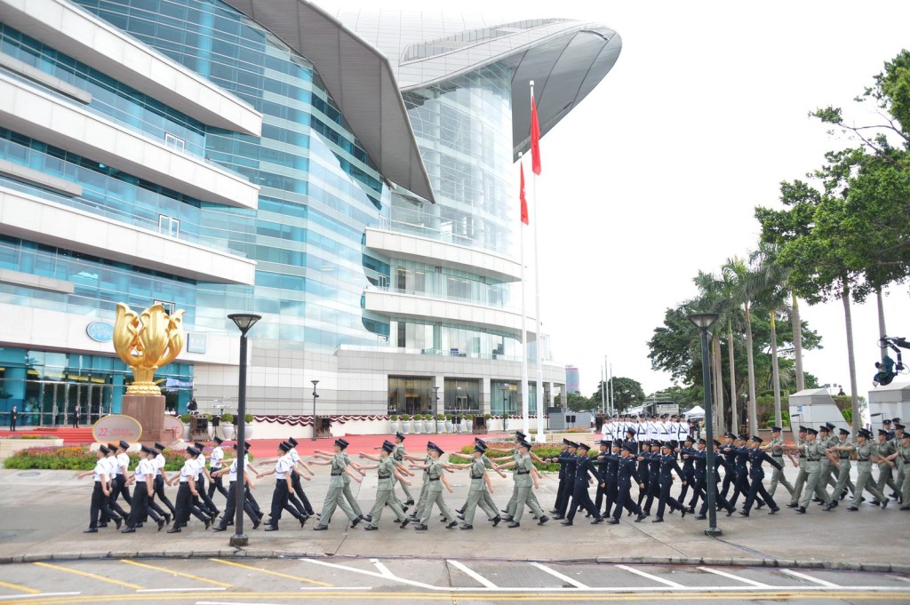 不同纪律部队在金紫荆广场出席仪式。