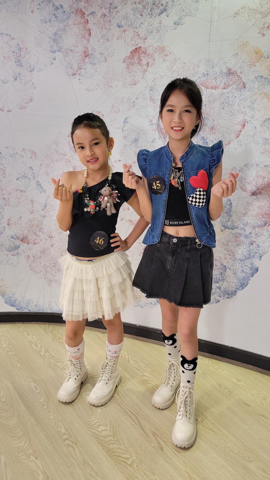 吳文忻女兒Season(左)及Scarlet(右)。 吳文忻女兒Season(左)及Scarlet(右)。