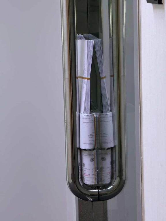 有苦主上月到访涉事公司办公室，门外堆满信件。 受访者提供