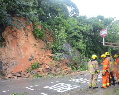 約7成山泥傾瀉發生在道路、行人路等設施上。資料圖片