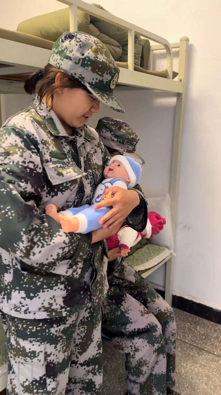 贵州有学校要学生孭BB公仔和陀西瓜，体验育儿之苦防早恋。抖音＠贵州综合教育孙老师