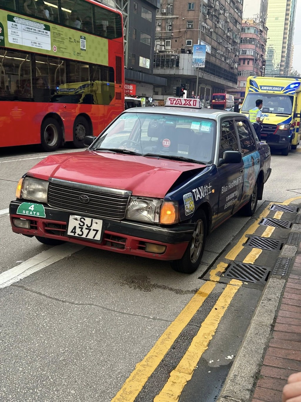 的士車頭輕微損毀。fb「車cam L（香港群組）」Tam Sam圖片