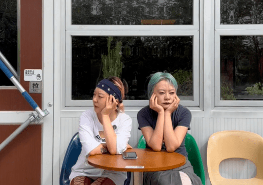 甘肃敦煌2女子以150万人民币开设女性友好的无烟酒吧，开心执笠。