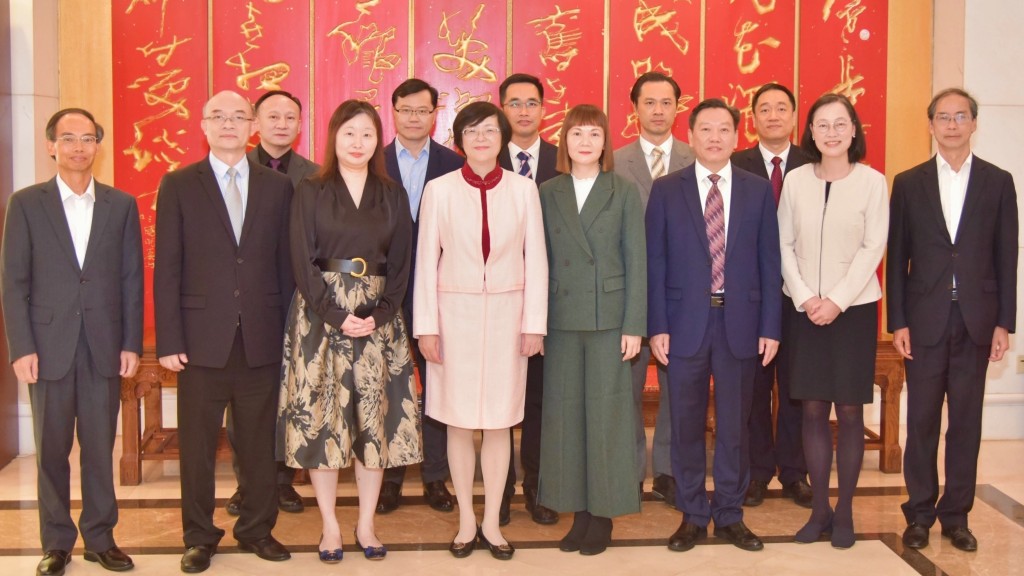 粵港澳大灣區發展專員陳潔玲（前排右四）今日訪問廣州。政府新聞處