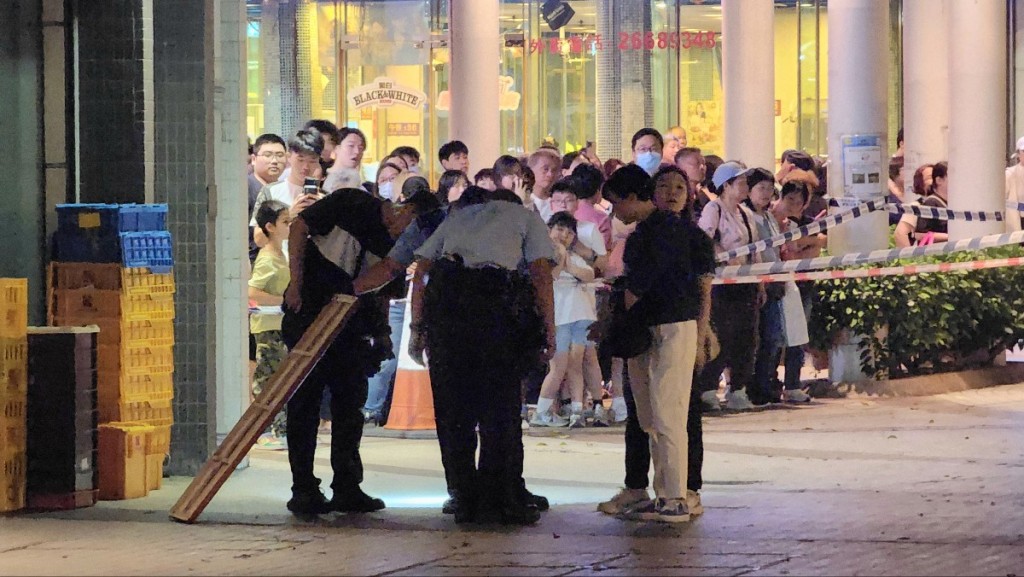 警方拉起封鎖線阻止居民靠近。黃文威攝 警方拉起封鎖線阻止居民靠近。黃文威攝
