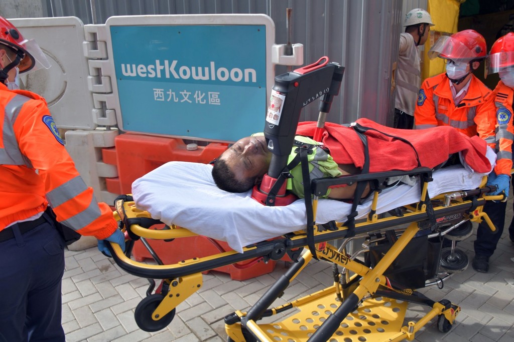 两名工人被救出已陷入昏迷。杨伟亨摄