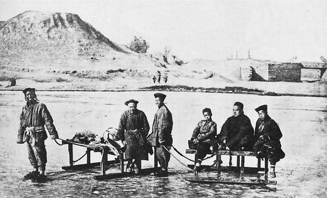 乘坐「冰床」的北京人。 英國攝影師托馬斯•查爾德攝於19世紀70年代。