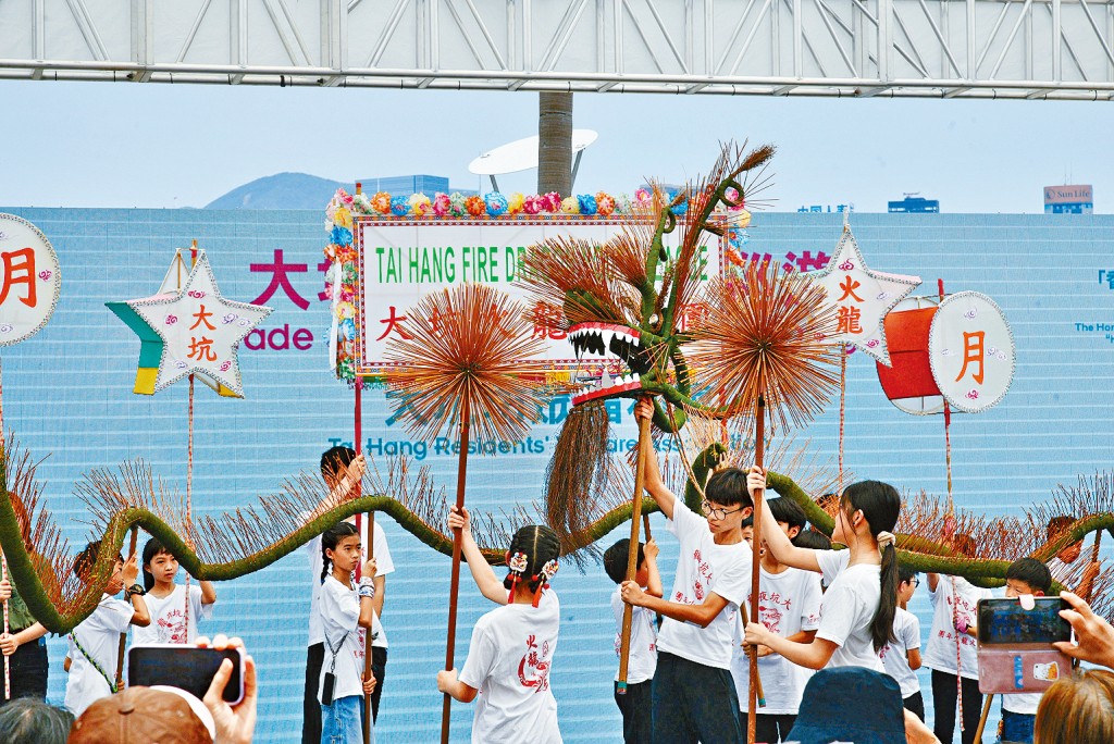 「非遺嘉年華」現場呈獻國家級非遺代表性項目「中秋節—大坑舞火龍」嘅大坑LED小火龍巡遊，氣氛熱鬧。