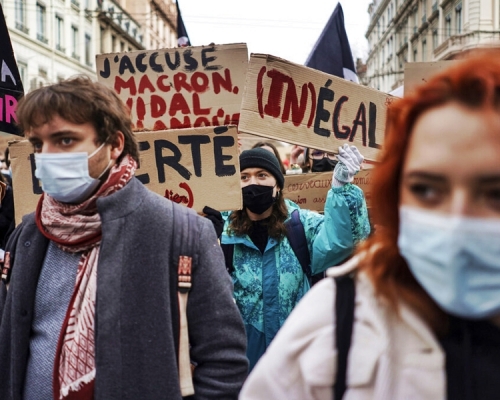 法國多個城市均有大學生及教師示威或罷工，要求政府提供更多支援。AP圖片