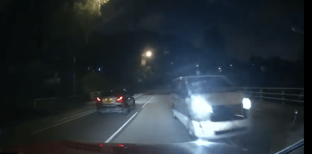一輛客貨車懷疑失控越過對面行車線,險些與一輛載客的士迎頭相撞。 一輛客貨車懷疑失控越過對面行車線,險些與一輛載客的士迎頭相撞。