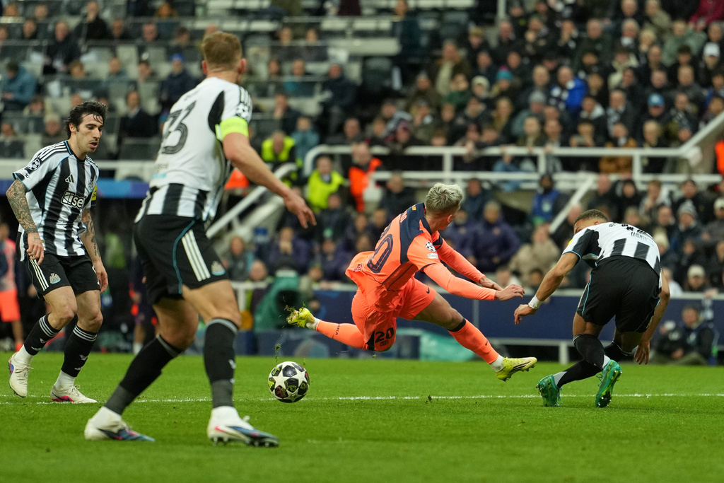 泰奧94分鐘侵犯奧莫輸12碼。美聯社