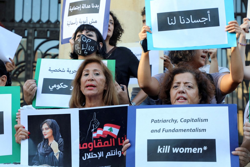 在黎巴嫩貝魯特有人手持阿米尼相片上街示威。AP