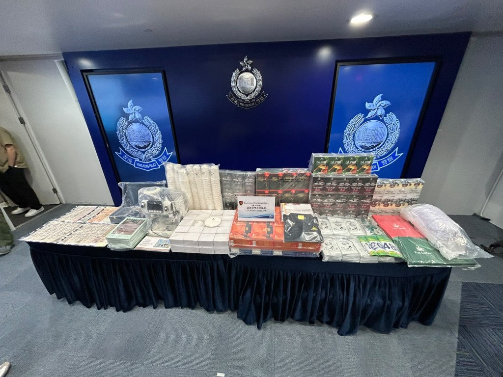 警方檢獲大量與涉案公司及投資計劃相關的文件及宣傳資料。曾志恆攝