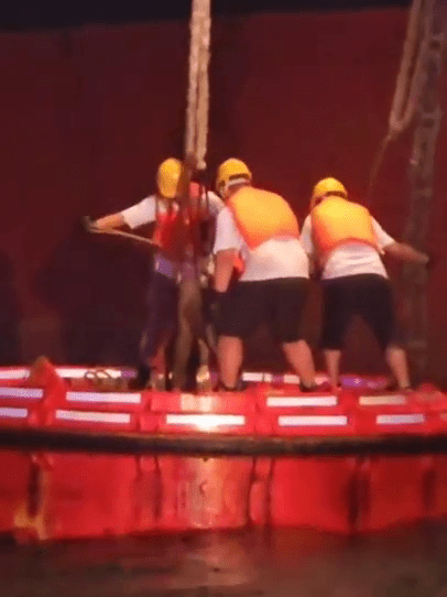 當時3名工人在浮標上工作,試圖將船錨鐵鏈繫入浮標。受訪者提供 當時3名工人在浮標上工作,試圖將船錨鐵鏈繫入浮標。受訪者提供